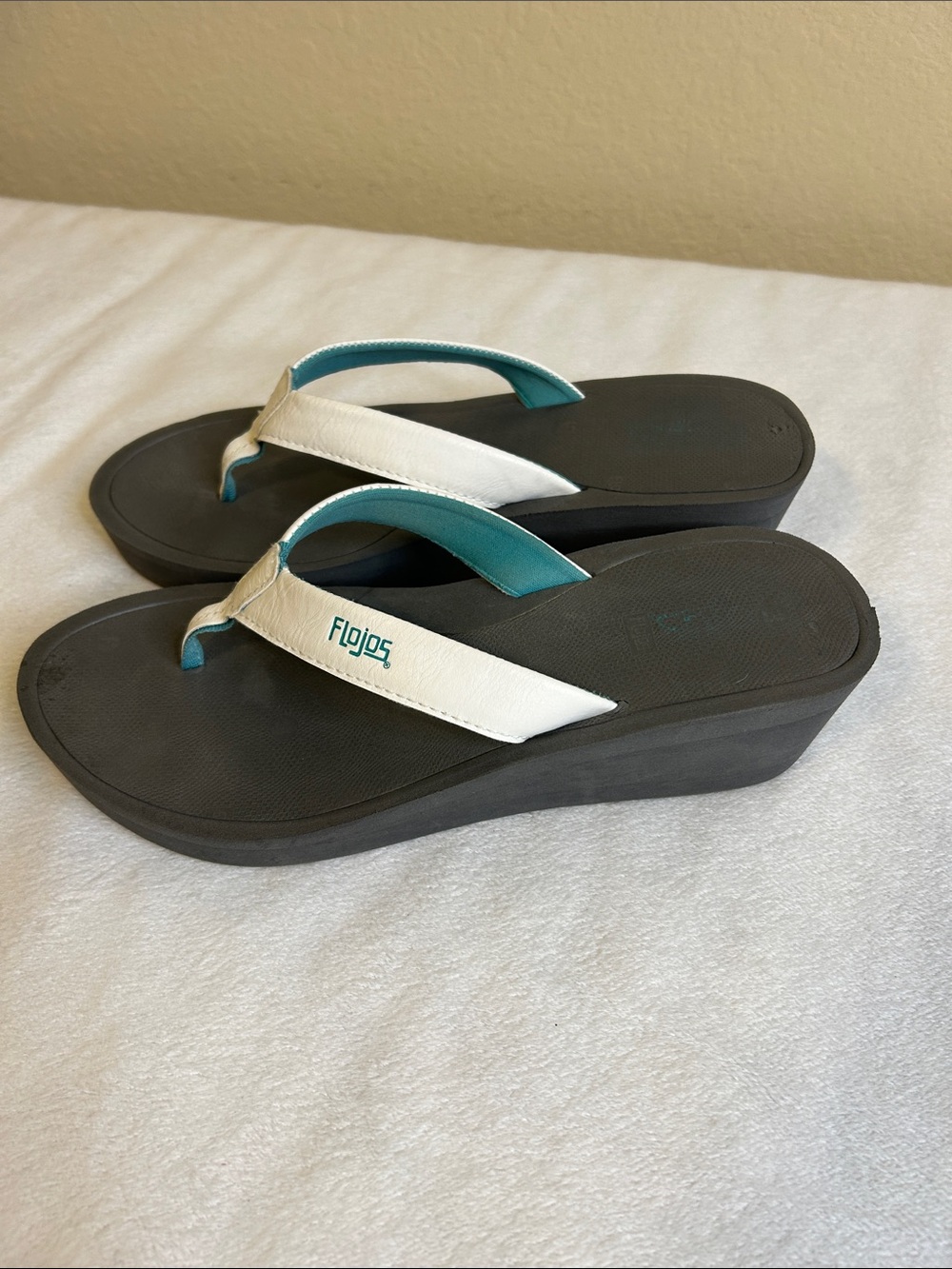Flojos Women’s Teal Wedge Flip Flop Sandals
Size 8